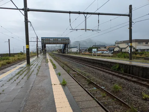 雨上がりの静かな駅風景