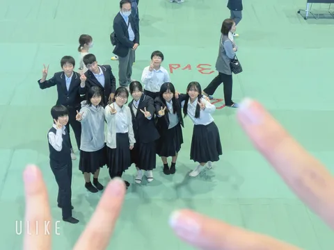たくさんのピースサインが魅力的