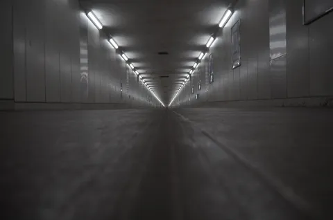 果てしなく続く暗闇のトンネル