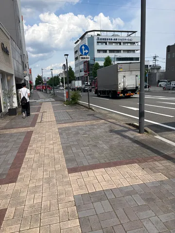 夏の日の街角、日常の風景