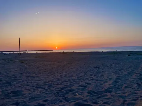 水平線に溶ける夕焼けの色彩
