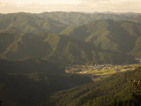 山間の光と谷の風景