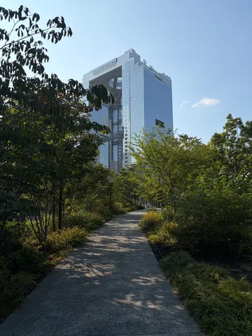 緑と未来的な建築のコントラスト