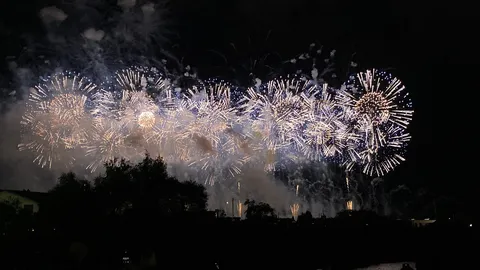 夜空が爆発、光の全力投球