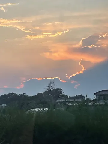 黄金の光が彩る雲の夕景