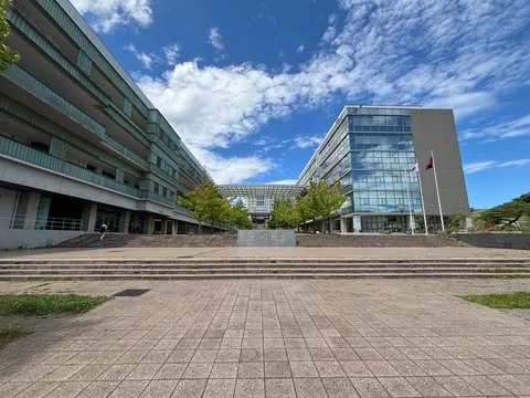 澄んだ空の下、広がる学舎の景