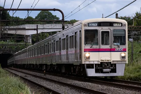 試運転表示の電車、鉄路をゆく