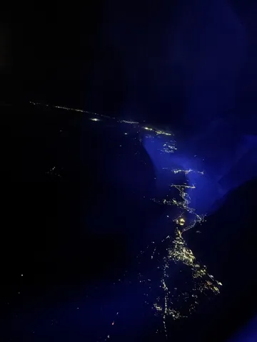 地上を彩る、夜の光の帯