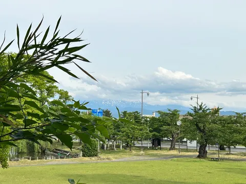 青空と新緑、遠くに連なる山並み
