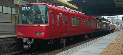 駅に佇む赤い電車