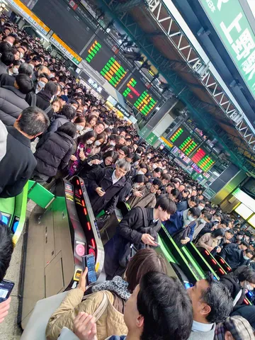 都会の喧騒、見上げた先に