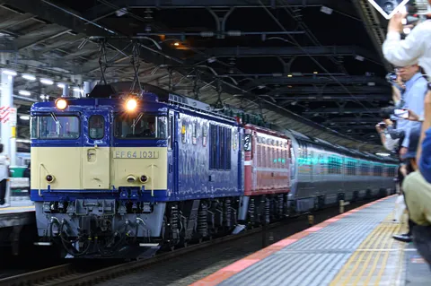 熱い視線集める青い機関車