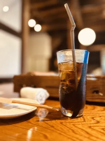 冷たい一杯、温かい木目のテーブル