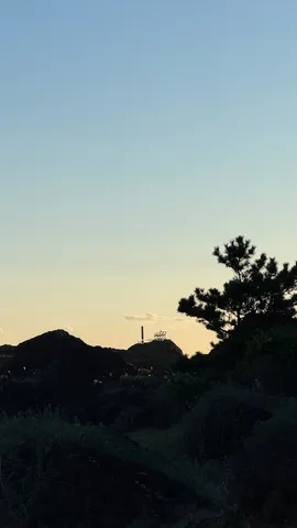 夕暮れの丘、二つの椅子