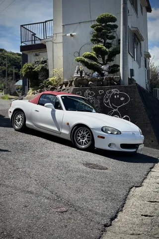路地の主役、白いオープンカー