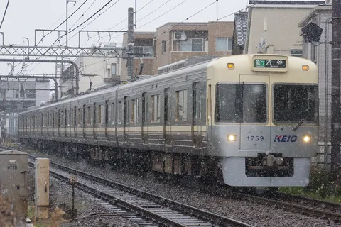 雪舞う京王線、渋谷行き