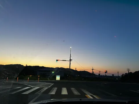 夕焼け残る交差点