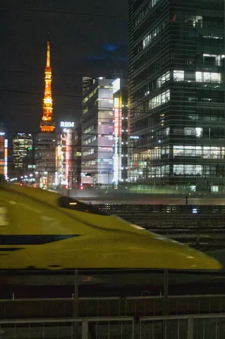 疾走する都市の夜景
