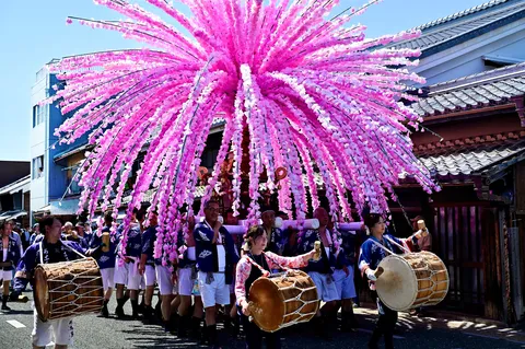 祭りの空に咲く桃色の花
