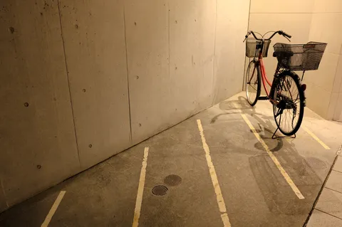 夜の自転車とコンクリ壁