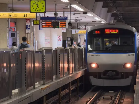 夜明け前の駅の静寂