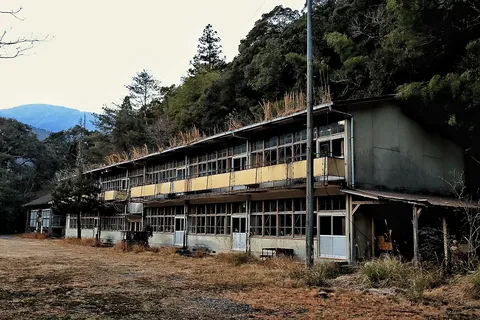 時代に取り残された校舎の風景