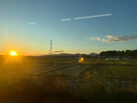 車窓に映える、黄金の夕暮れ