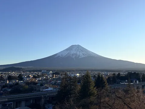 冬の空と富士山、街並み
