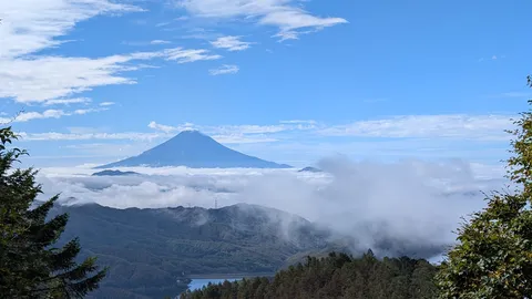 雲海の向こうに浮かぶ山影