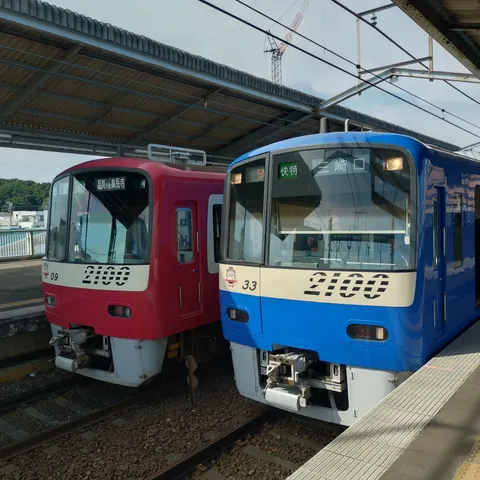 並ぶ鉄道、日常の風景