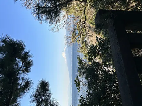 自然の額縁に収まる雄大な富士山