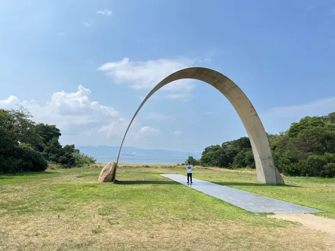 空と海、そして巨石のアーチ