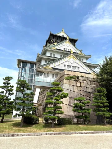 青空に映える、白壁と石垣のコントラスト