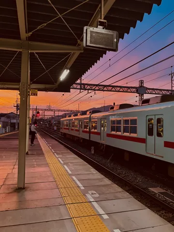 茜空に染まる駅のホーム