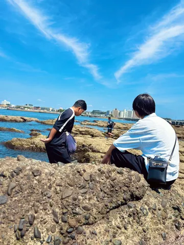 青空と岩場の探訪