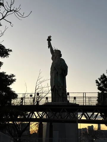 夕景に佇む自由の像