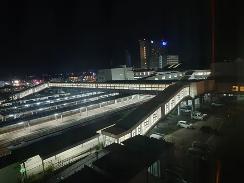 夜の駅、光の交差点