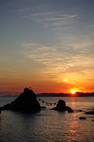 鳥居とロープの夕景