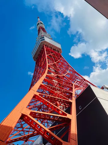 空へ伸びる赤い骨格