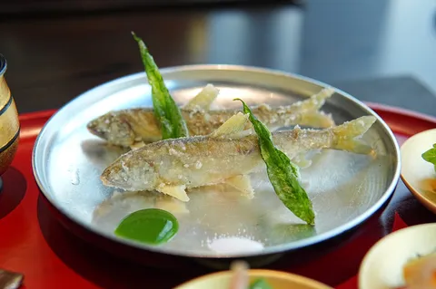 白身魚の姿揚げ、緑の彩りを添えて