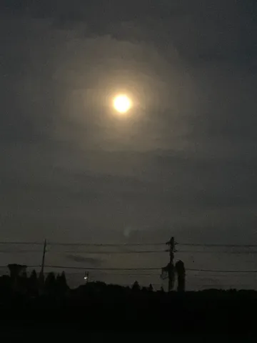 月明かりの輪と静かな夜景