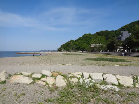 海辺の遊歩道、緑の山々