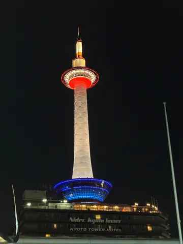 夜空に輝く古都のシンボル