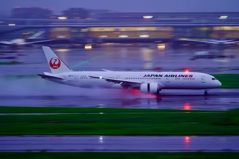 雨の滑走路を駆ける機体