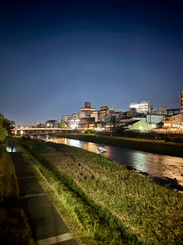 夜景に溶け込む水面の煌めき