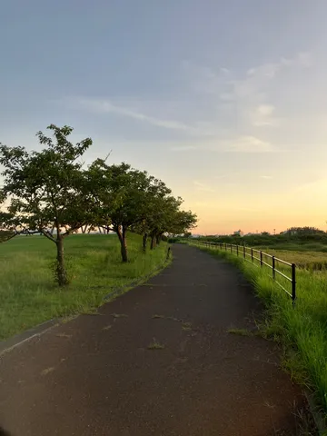 夕暮れ時の道、静けさと共に
