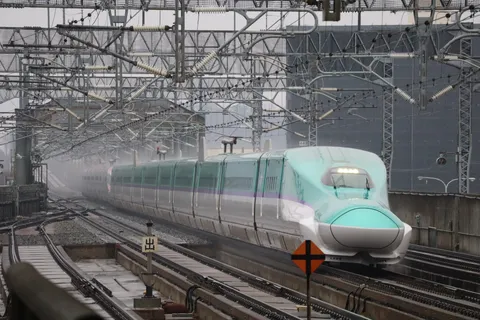 雨の中を疾走する新幹線
