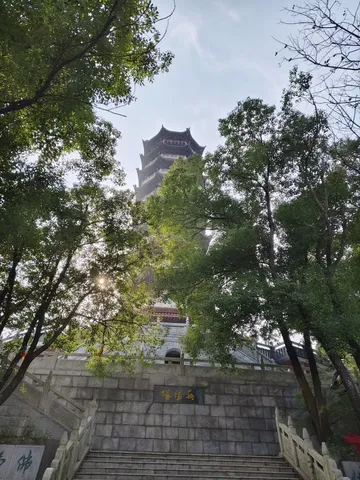 静寂を纏う古塔