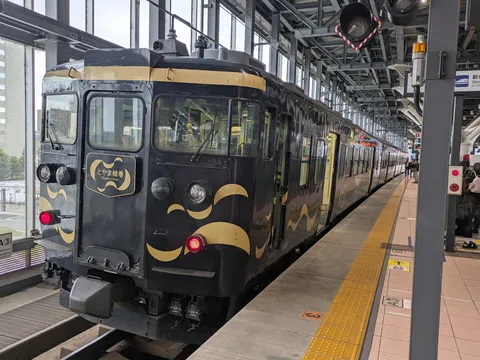 黒と金の列車が描く夜の海