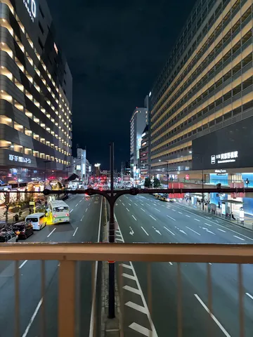都会の夜景、ネオンがきらめく交差点